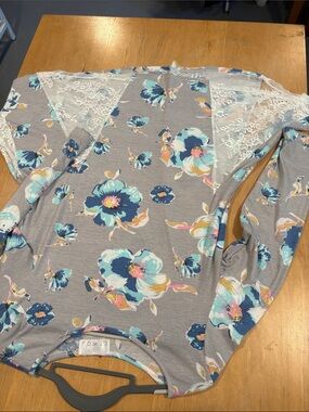 ETWO ~ Floral Lace-Hem Women's Top in Gray with Blue Flowers